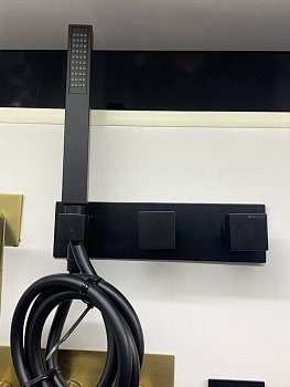 Смеситель для ванны и душа настенный встроенный с душевым комплектом BRUMA ESCUDO 102 200 2NS черный