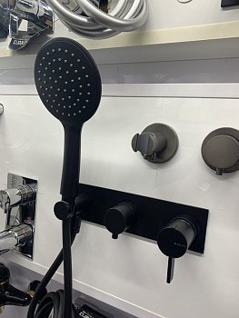 Смеситель для ванны и душа встроенный с душевым комплектом BRUMA BREEZE 168 200 1NS черный