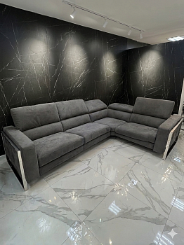 Диван угловой с электрическим реклайнером NICOLETTI CUBIC N8541 CAT.NE Berlin Ash/хром+дерево