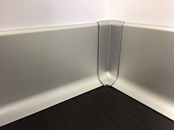 Угол внутр. SKIRTING60 окраш.пластик анод.серебро RICTAA60