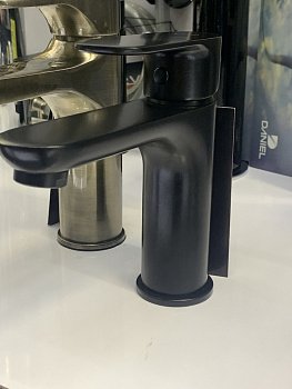Смеситель для раковины с донным клапаном BRUMA CORAL 194 013 0NS черный