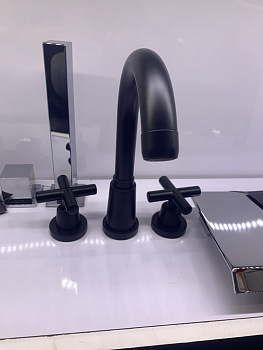 Смеситель для раковины на 3 отверстия DANIEL JAX J500315 чёрный матовый
